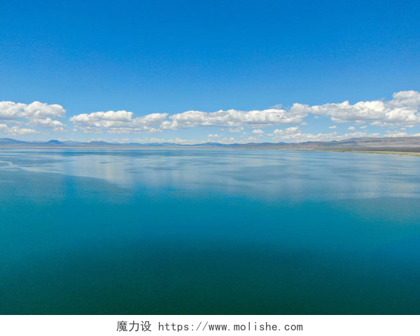 蓝天下的湖面景观夏季多彩的莫诺湖鸟瞰图，加利福尼亚州莫诺县，Usa
